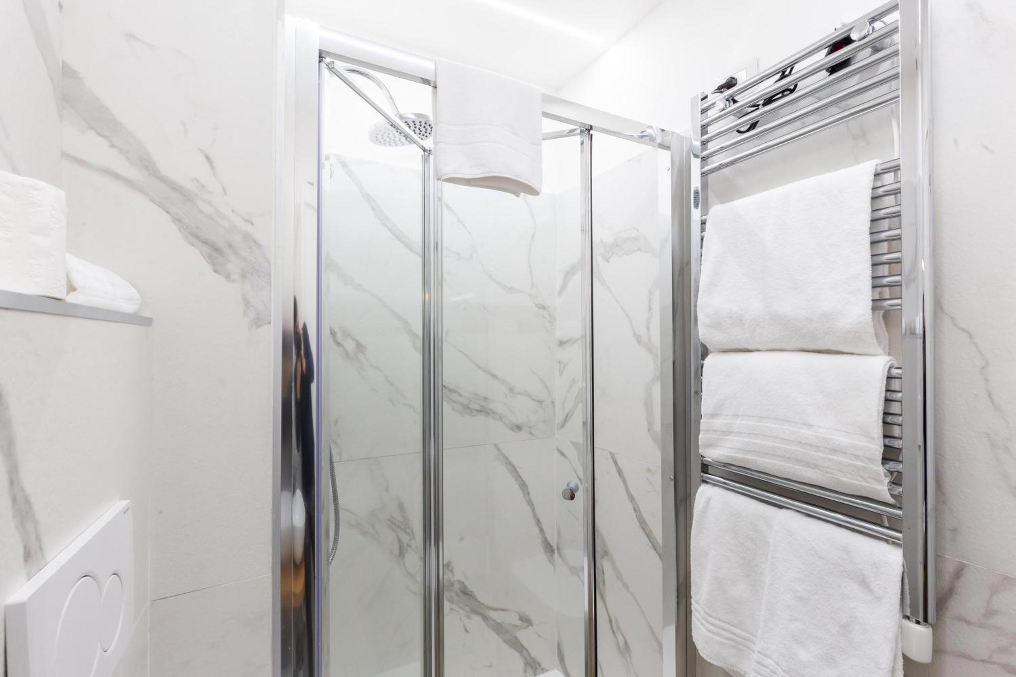 Cavour Luxury Rooms - Lr Collection ローマ エクステリア 写真